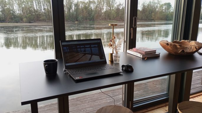 floating HOME OFFICE.